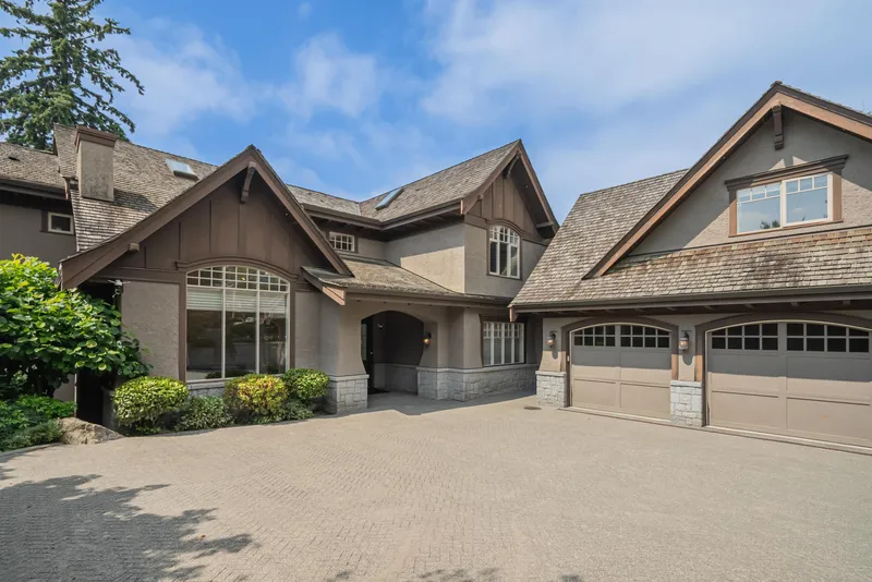 2638 QUEENS AVENUE - photo 2 of 25