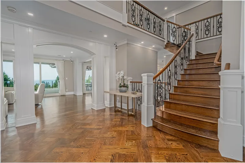 2638 QUEENS AVENUE - photo 3 of 25