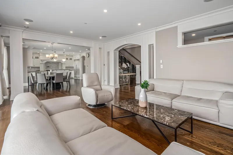 2638 QUEENS AVENUE - photo 4 of 25