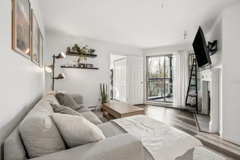 308 688 E 16TH AVENUE - photo 3 of 15