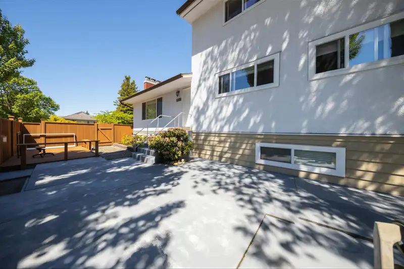 2911 E 51ST AVENUE - photo 2 of 38