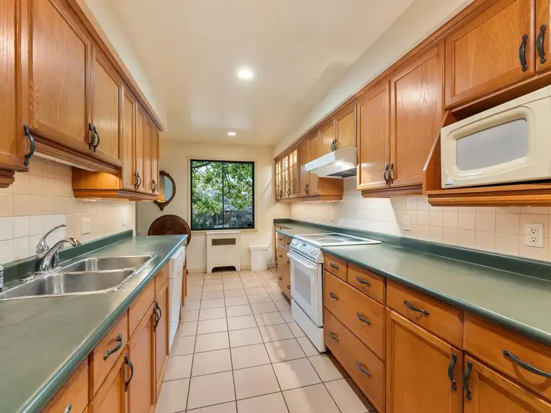 201 1695 W 10TH AVENUE - photo 3 of 25