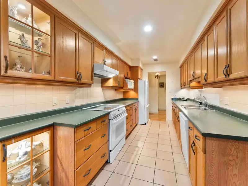 201 1695 W 10TH AVENUE - photo 4 of 25