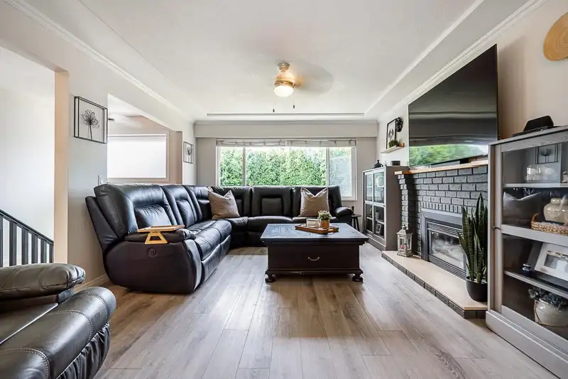 207 MUNDY STREET - photo 2 of 22