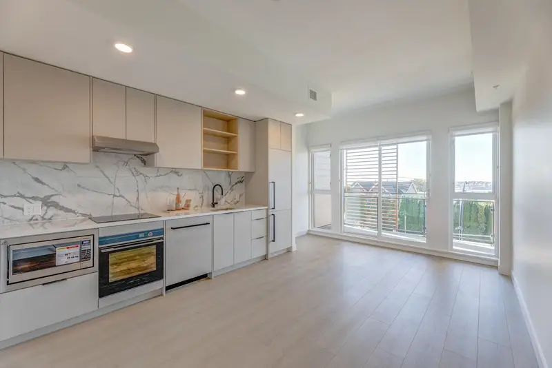 104/204 422 E 3RD STREET - photo 2 of 21