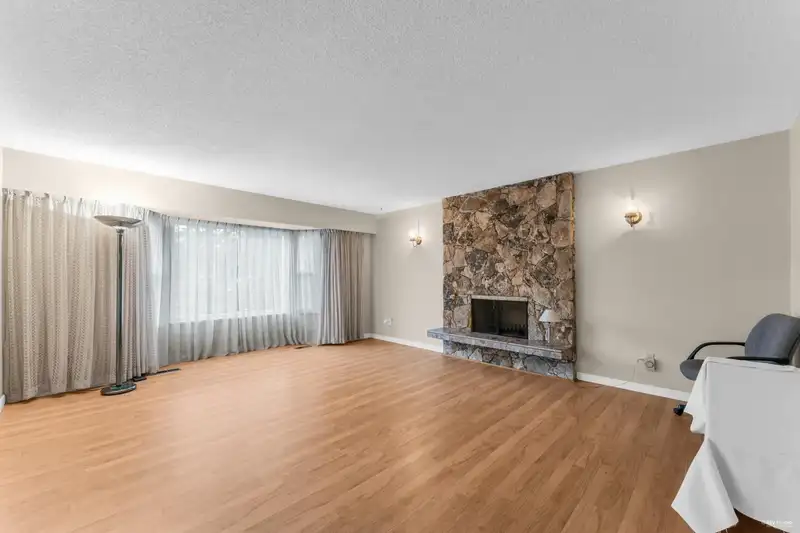 3664 LYNNDALE CRESCENT - photo 2 of 32