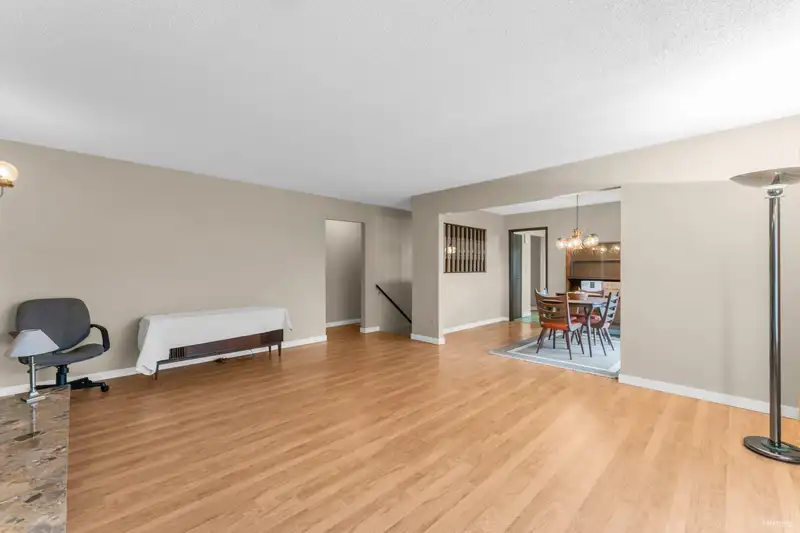 3664 LYNNDALE CRESCENT - photo 3 of 32