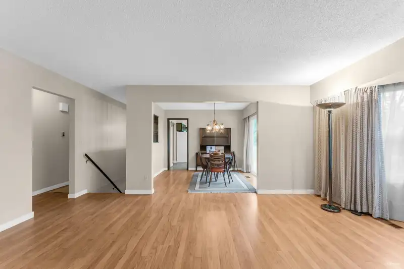 3664 LYNNDALE CRESCENT - photo 4 of 32