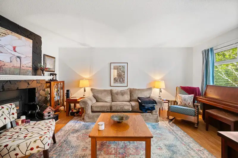 19412 62 AVENUE - photo 2 of 33