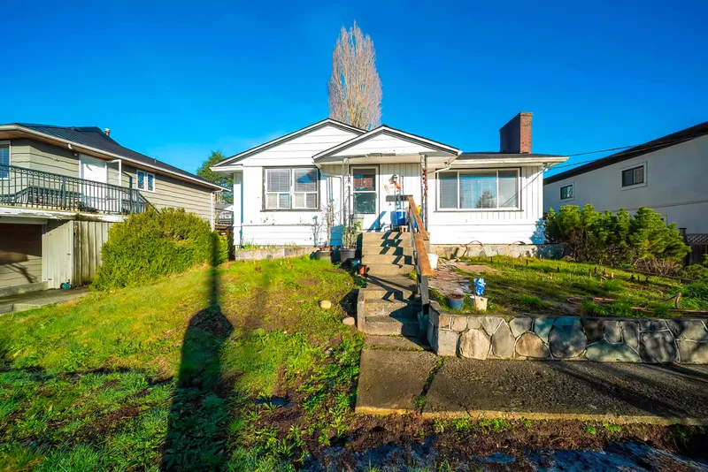 915 WALLS AVENUE - photo 1 of 12