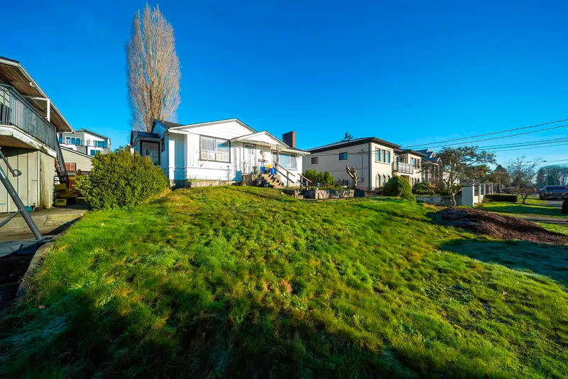 915 WALLS AVENUE - photo 2 of 12