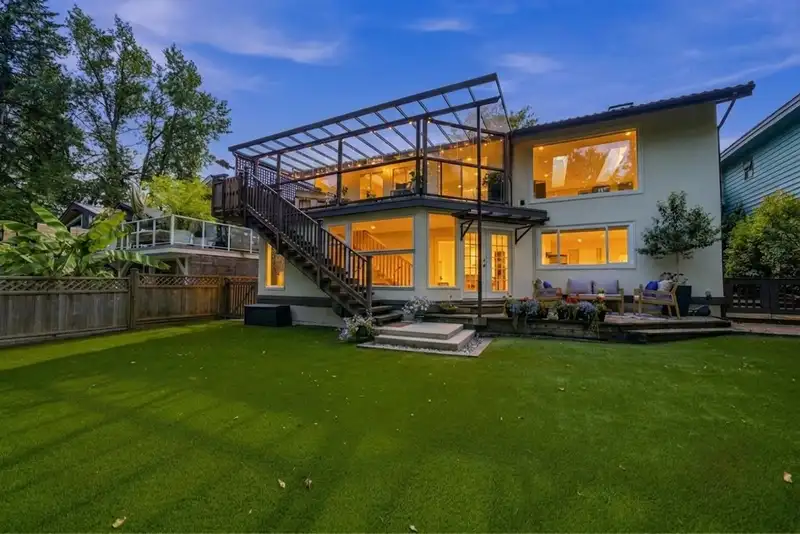 2360 MACKAY AVENUE - photo 3 of 38