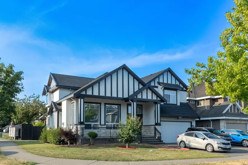 15167 70A AVENUE - photo 3 of 33