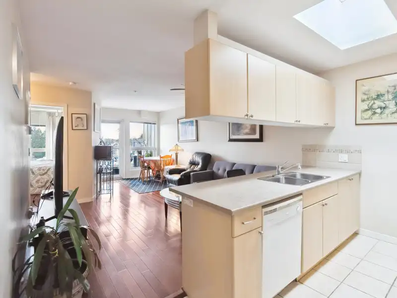 416 2891 E HASTINGS STREET - photo 1 of 17