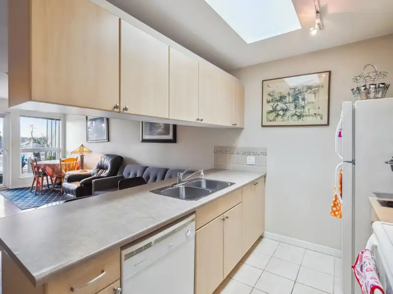 416 2891 E HASTINGS STREET - photo 2 of 17