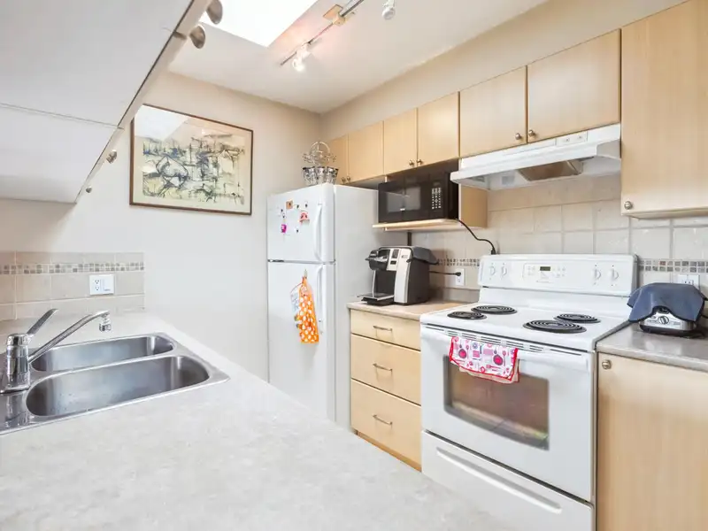416 2891 E HASTINGS STREET - photo 4 of 17