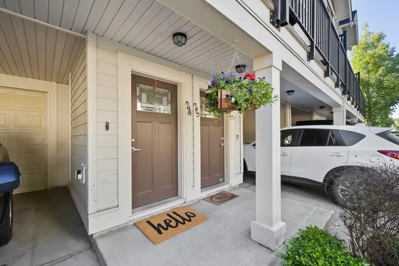24 19525 73 AVENUE - photo 4 of 39