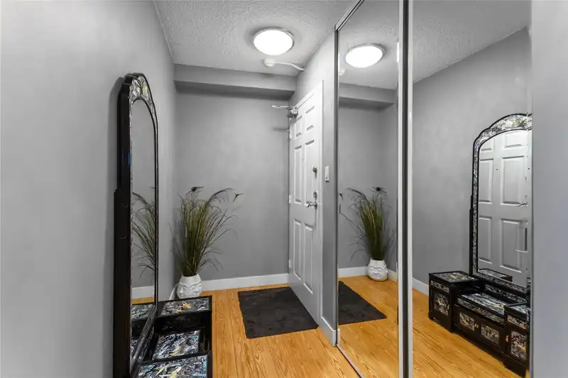 903 47 AGNES STREET - photo 2 of 20