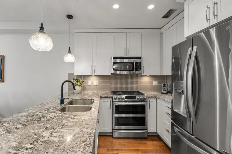 313 5099 SPRINGS BOULEVARD - photo 2 of 38