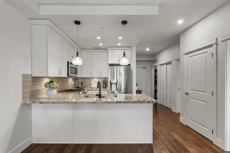 313 5099 SPRINGS BOULEVARD - photo 4 of 38