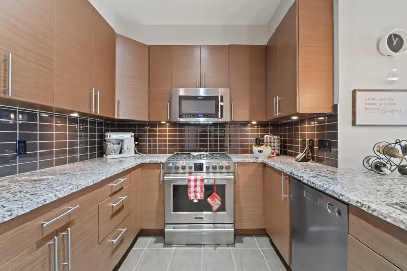 303 288 HAMPTON STREET - photo 4 of 26