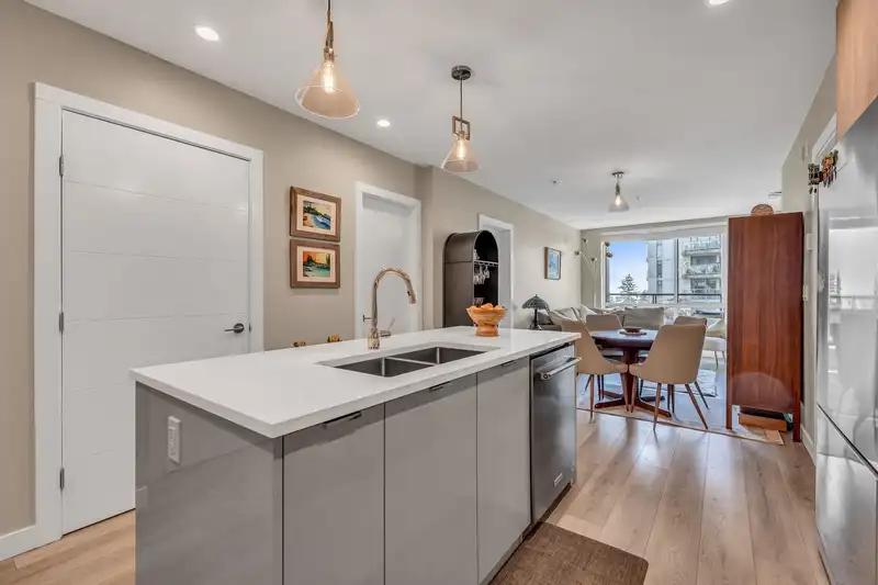 404 128 E 8TH STREET - photo 3 of 27