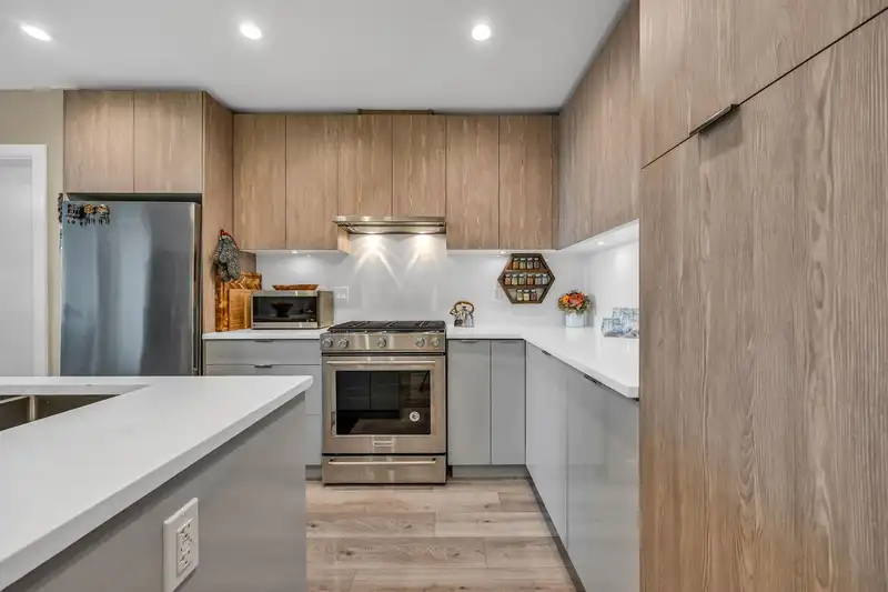 404 128 E 8TH STREET - photo 4 of 27