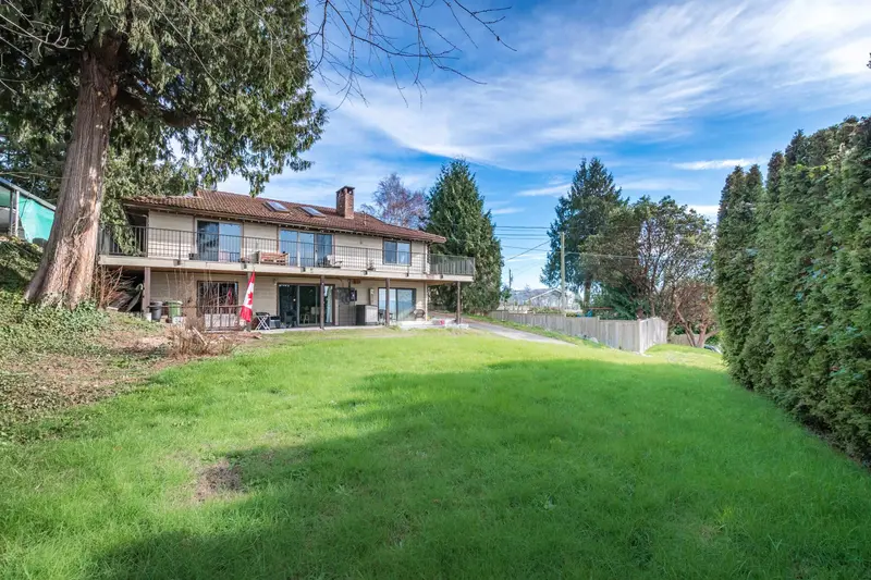 4902 LAUREL AVENUE - photo 2 of 25