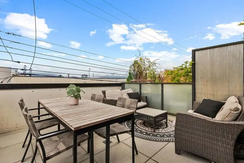 311 1647 E PENDER STREET - photo 2 of 28