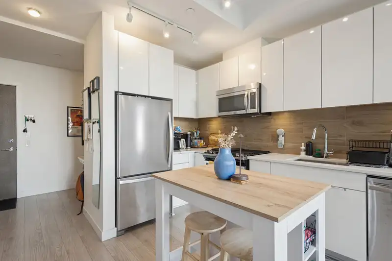 208 200 NELSON'S CRESCENT - photo 2 of 23