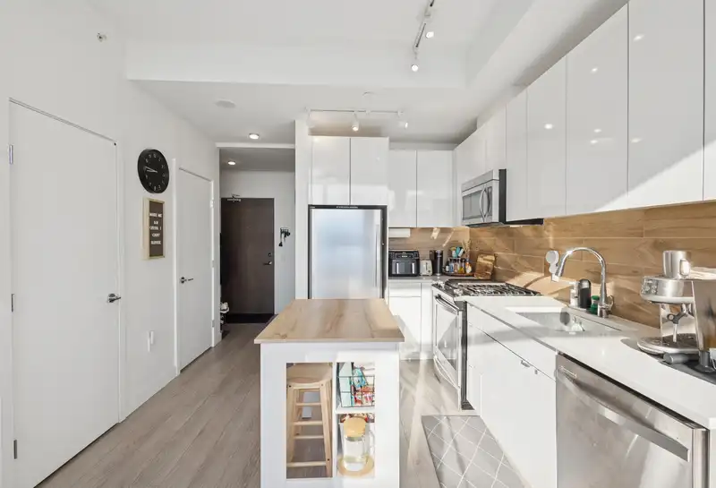 208 200 NELSON'S CRESCENT - photo 4 of 23