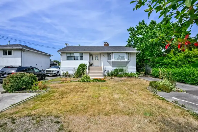 14677 111 AVENUE - photo 2 of 24