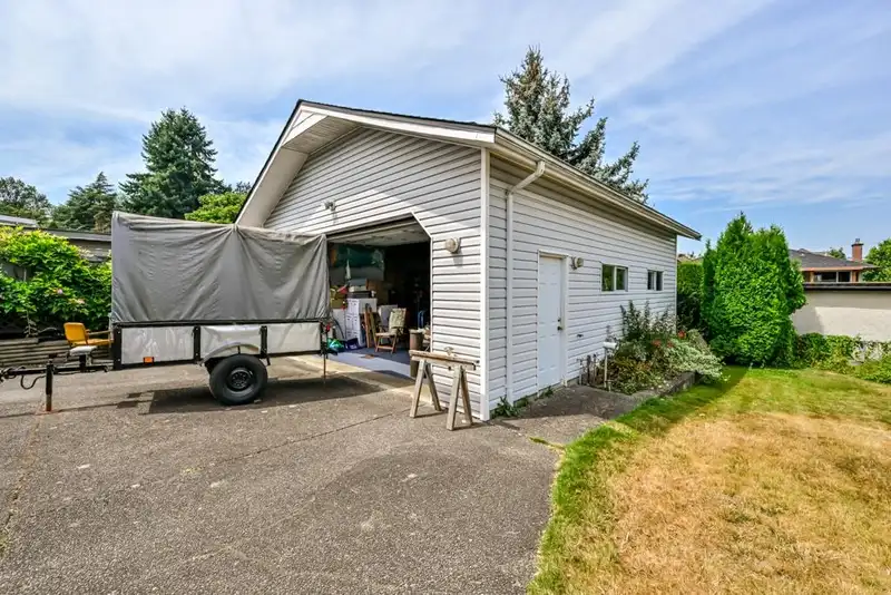 14677 111 AVENUE - photo 3 of 24