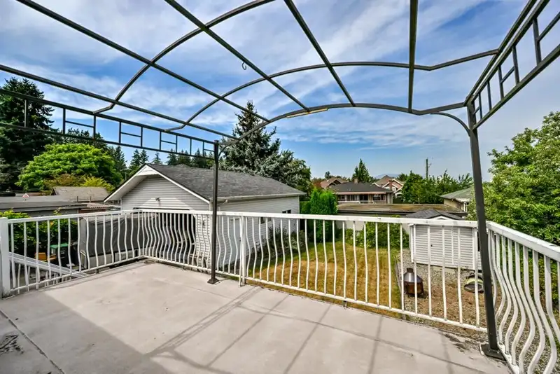 14677 111 AVENUE - photo 4 of 24