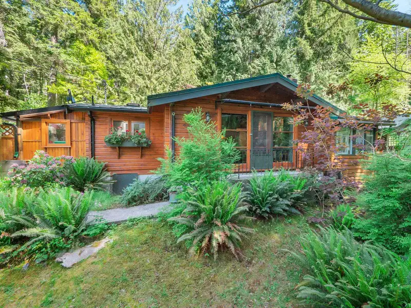 8626 REDROOFFS ROAD - photo 1 of 40