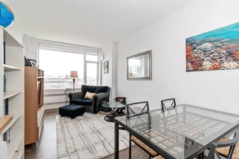 415 209 E 7 AVENUE - photo 4 of 19