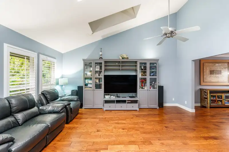 15668 102B AVENUE - photo 4 of 24