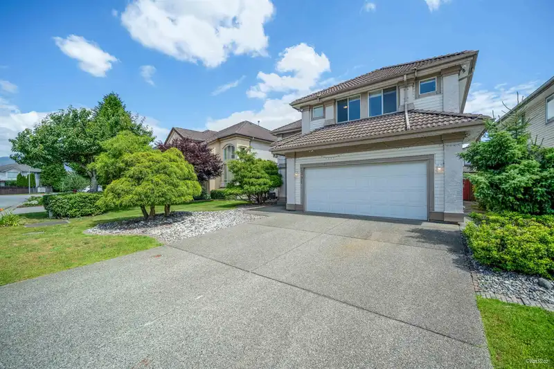 2391 THAMES CRESCENT - photo 2 of 35