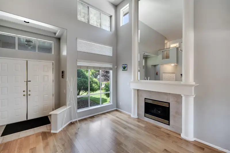 2391 THAMES CRESCENT - photo 3 of 35