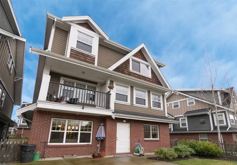 21 15988 32 AVENUE - photo 2 of 25