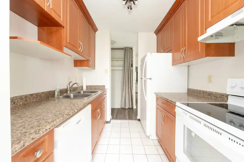 604 4105 MAYWOOD STREET - photo 3 of 40