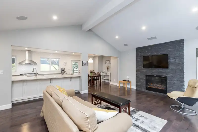 20580 48 AVENUE - photo 3 of 36