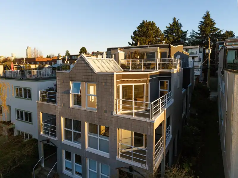 2240 YORK AVENUE - photo 4 of 39