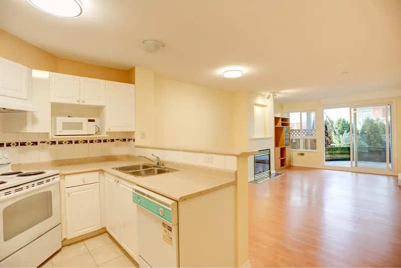 220 760 KINGSWAY - photo 3 of 18