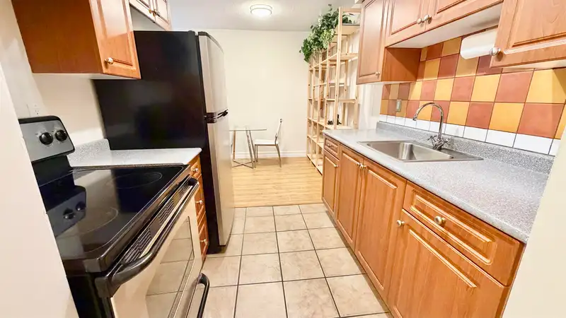 304 1442 BLACKWOOD STREET - photo 2 of 8