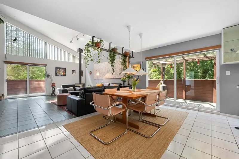 2301 GREENWOOD WAY - photo 4 of 40