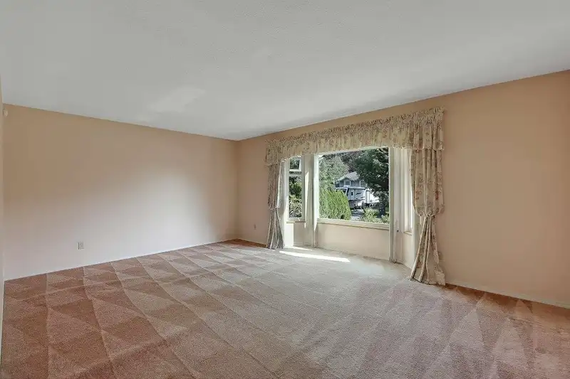 15367 85 AVENUE - photo 3 of 40
