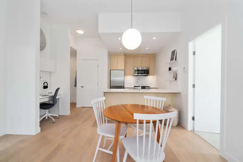 005 9080 UNIVERSITY CRESCENT - photo 4 of 22