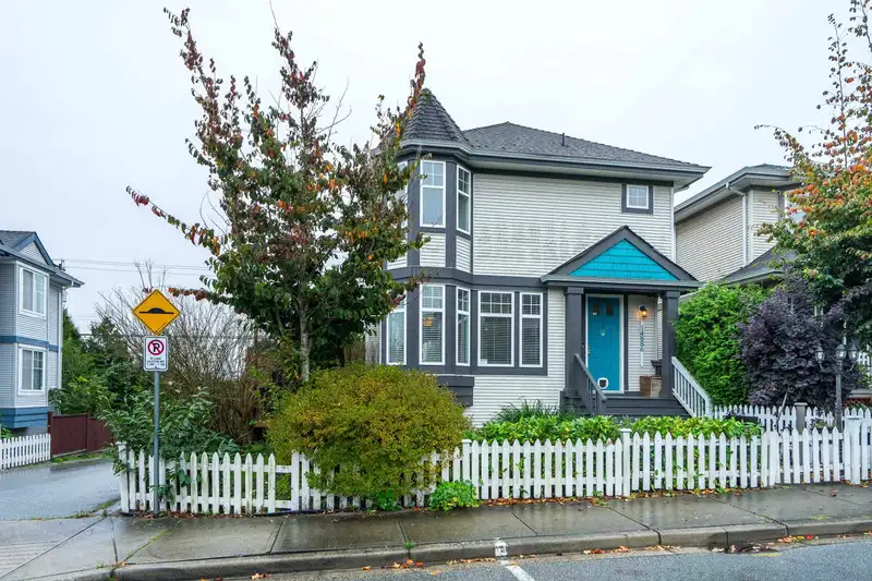 14886 56A AVENUE - photo 2 of 40