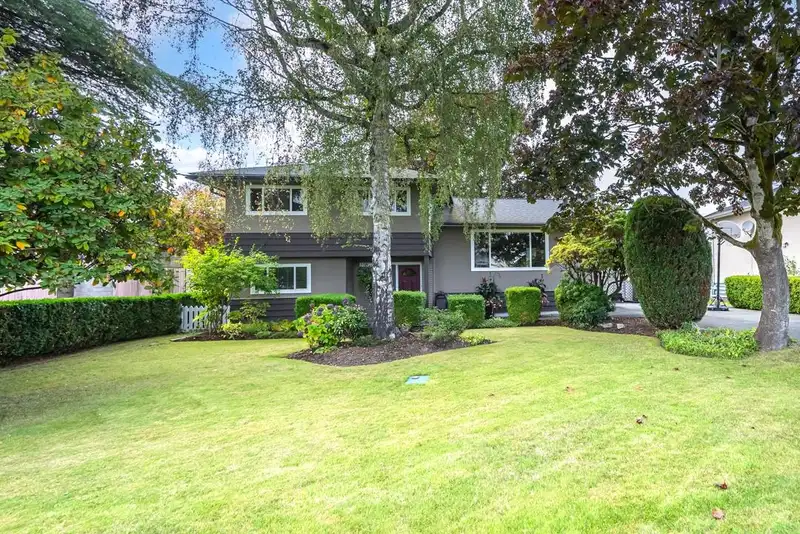 10820 SWINTON CRESCENT - photo 1 of 39
